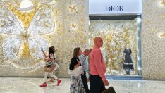 Забавянето в луксозния сектор предизвиква страхове за презапасяване през празничния сезон