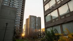 Канада обмисля ограничения за чуждите студенти заради жилищната си криза