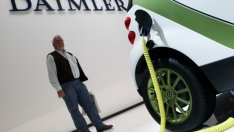 Mercedes проучва безжично презареждане на електрическите си автомобили