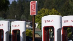 Оператори на зарядни станции внедряват конекторите на Tesla след сделките с Ford и GM