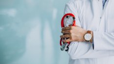 Предлагат заплатите на младите лекари да се обвържат с Колективния трудов договор