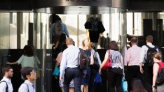 Наемането на служители в Австралия почти спря през септември