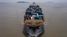 САЩ възстановяват 352 изключения от мита за китайски вносни продукти