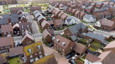 Цените на жилищата във Великобритания отчитат първия си годишен спад от 2012 г. насам