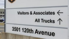 Складовете на Amazon във Франция остават затворени заради спор с профсъюзите