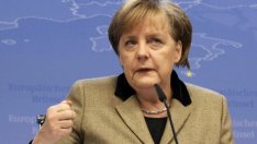 Меркел затяга кранчето с пари за Гърция 