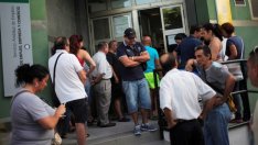 Безработицата в България продължава леко да се понижава и през април