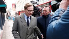 Бившият ръководител на Cambridge Analytica даде спорни показания пред властите