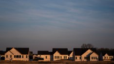 Продажбите на нови жилища в САЩ неочаквано намаляват през февруари 