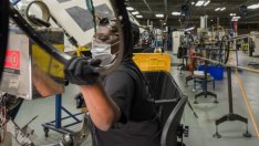 Заявленията за обезщетения при безработица в САЩ намаляват трета седмица