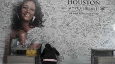 Продажбите на албуми на Уитни Хюстън скочиха 60 пъти