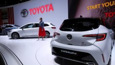 Toyota печели повече, но сви прогнозата си