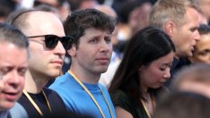 OpenAI придобива стартъпа на емблематичния дизайнер на Apple Джони Айв