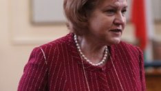 Менда Стоянова се отказа от предложението за авансовия корпоративен данък