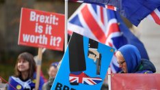 Sunday Times: Мей ще отложи гласуването в парламента за Brexit