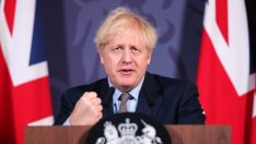 Джонсън обяви сделката с вратовръзка на риби