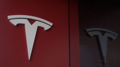 Две негативни новини потопиха акциите на Tesla с 5,69% 