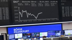 Защо DAX записва рекорди, докато сянката на рецесията виси над Германия?