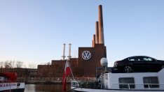 Volkswagen възстановява частично производството във Волфсбург