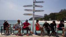 Ключовият за Тайланд туристически сектор се задъхва