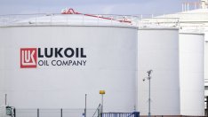 Politico: ЕК иска отговори от България относно приходите на „Лукойл“