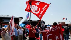 Хиляди турци прекъсват отпуските си заради изборите