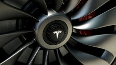 В заводите на Tesla: пренатоварване и припадъци