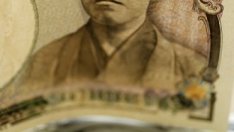 В качеството си на валута убежище йената падна под 111 йени за долар