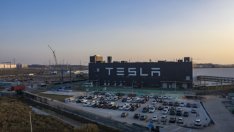 Tesla планира да запази &bdquo;аварийния режим&ldquo; в завода в Шанхай до средата на юни