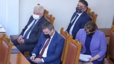 Мерките срещу коронавируса остават в сила още два месеца, реши НС