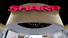Sharp понижи прогнозата за годишната си печалба почти наполовина