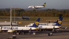 Печалбата на Ryanair се срива близо наполовина през тримесечието