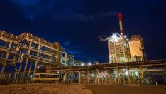 Руските рафинерии увеличават преработката на петрол преди орязване на субсидиите