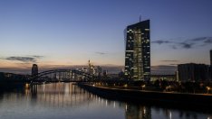 И ЕЦБ започна промяната на паричната политика, макар и предпазливо