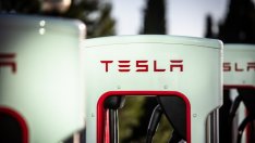 Край на еуфорията: Акциите на Tesla поевтиняват с 18%