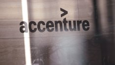 Бизнесът на Accenture понася удар от свиването на разходите на американската администрация