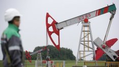 Петролът поевтинява, но остава над 50 долара за барел