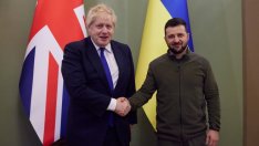 Масленозеленият суитшърт на Зеленски бе продаден за 90 000 лири