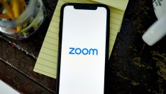 Zoom повиши прогнозата за годишните си приходи, подкрепена от силното търсене