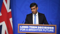 Великобритания рискува отлив на инвестиции заради отложената забрана за конвенционални коли