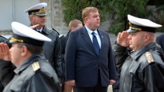 Каракачанов: България ще поиска още оферти за закупуването на боен самолет