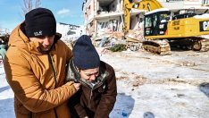 „Днес погребах децата си“. Турция и Сирия се сблъскват с разрушенията от земетресенията 