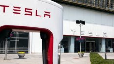 Tesla ще прати повечето си служители в САЩ по домовете