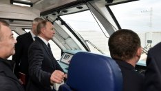 Путин пусна тържествено и жп транспорта по моста до Крим