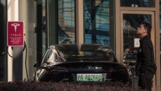 Завист заради отстъпката? Намалените цени на Tesla разгневиха китайци