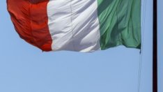 Инфлацията и евросредствата помагат на италианския дълг да "пада като скала"