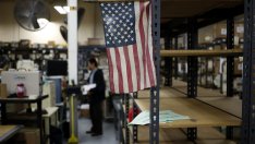 Заявленията за помощи при безработица в САЩ намаляват, производствените цени растат