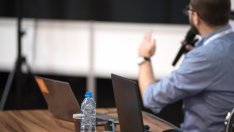 Каква е ролята на хибридната презентация в бизнес комуникацията?