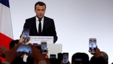 Подкрепата за френския президент Еманюел Макрон е спаднала под 50%