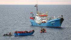 Броят на пристигнали по море в Европа през 2017 г. мигранти спада наполовина 